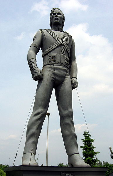una de las estatuas de michael jackson
